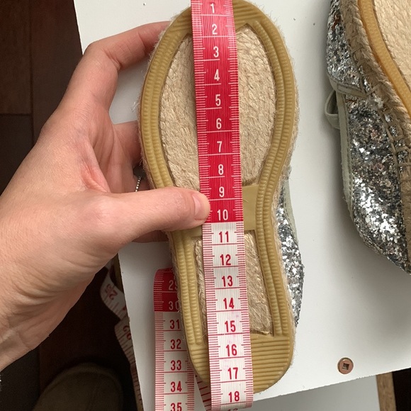 Girls size 9 silver sparkly Kenneth Cole espadrilles - Picture 6 of 6